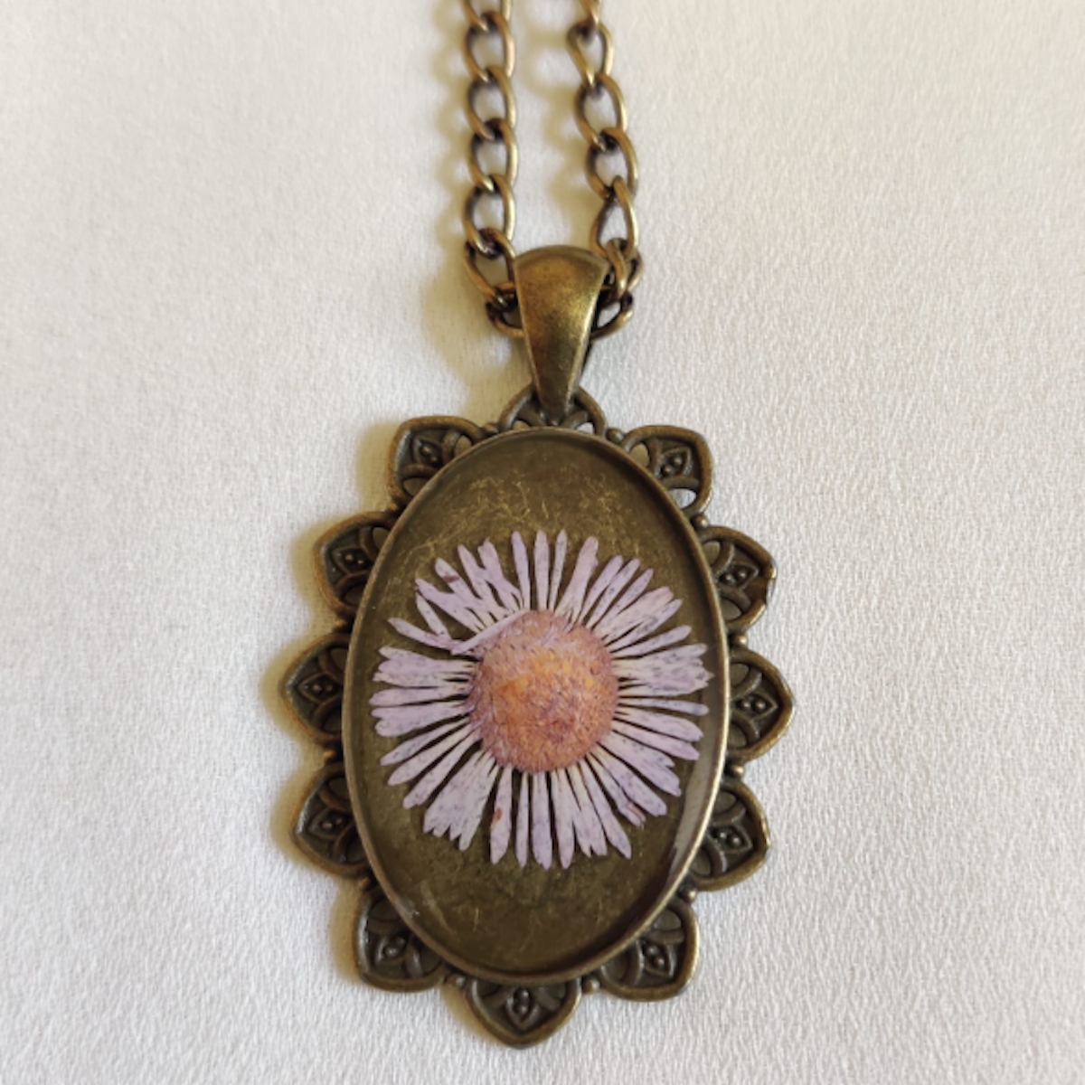 Daisy vintage locket