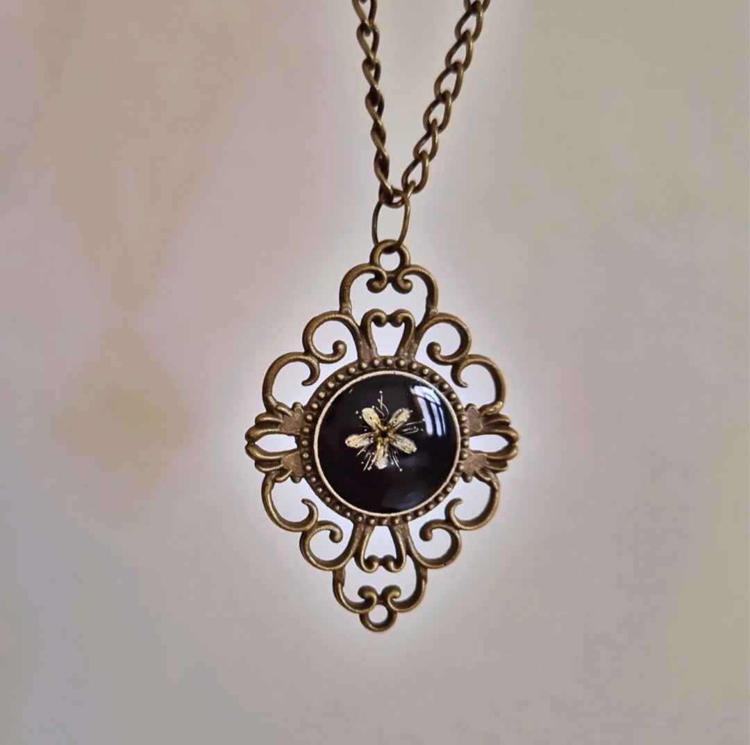 Moringa jaal vintage locket
