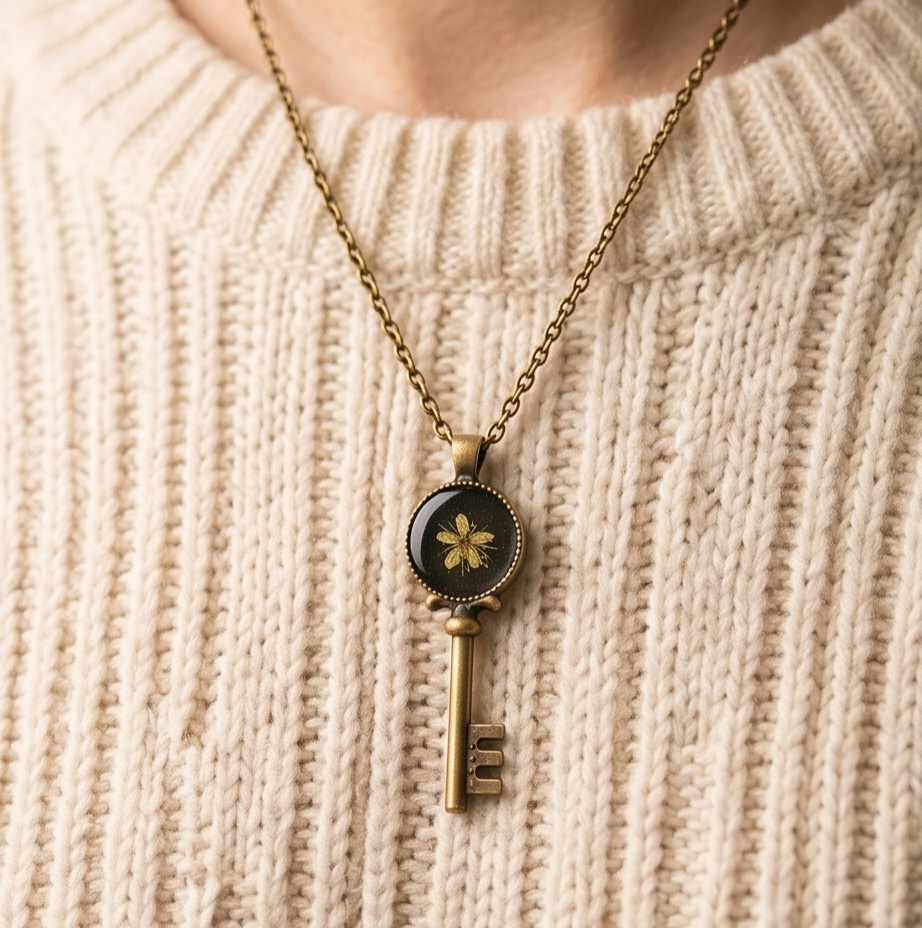 Moringa vintage key locket