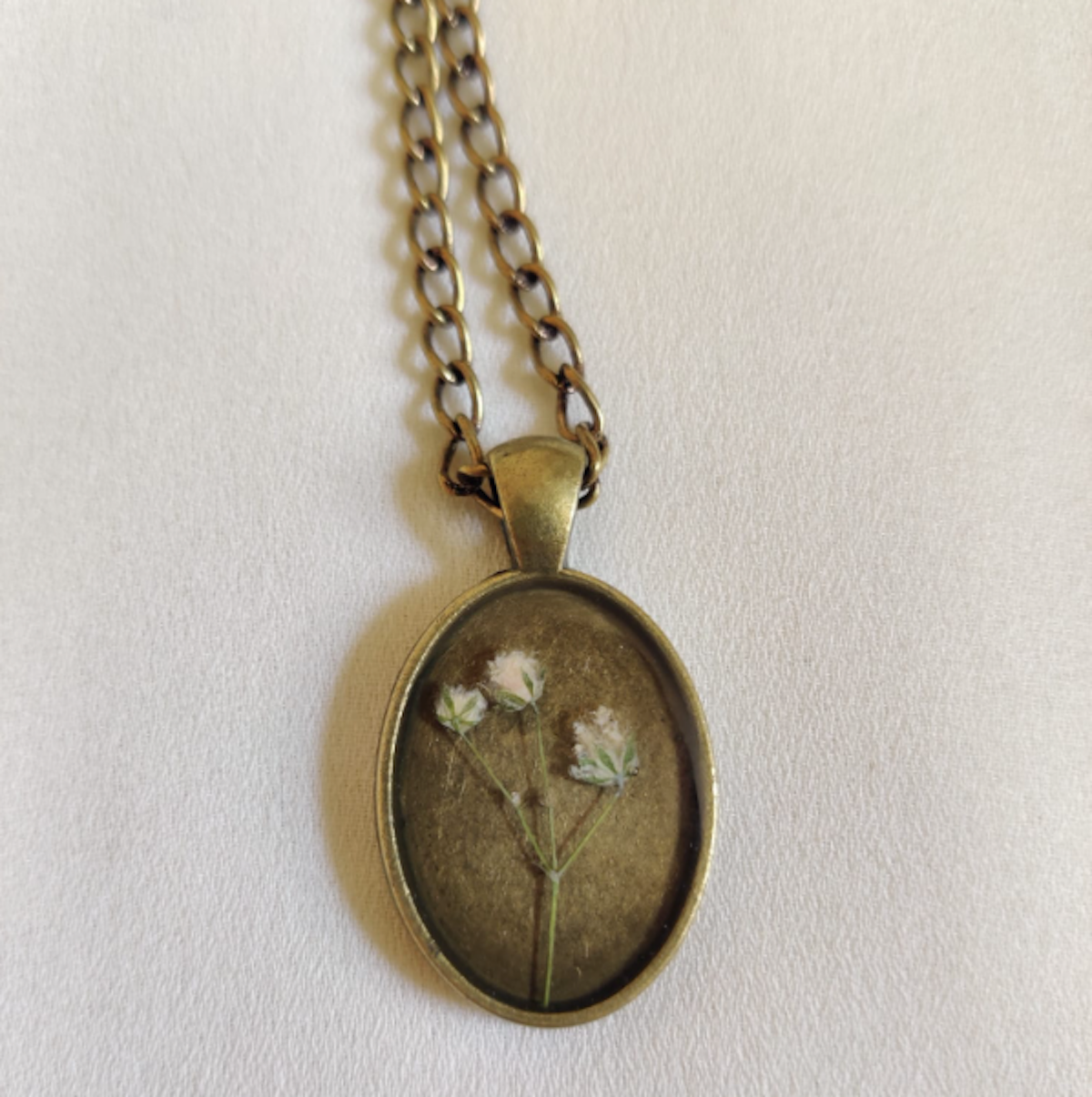 White gypsy vintage locket (small)